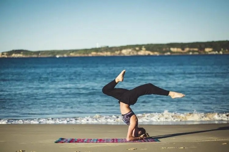 haciendo ejercicios en una colchoneta de yoga