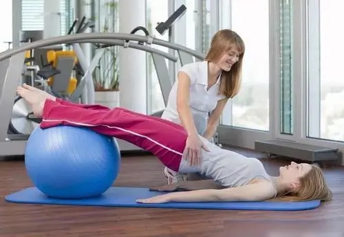 entrenamiento de abdominales con pelota de yoga